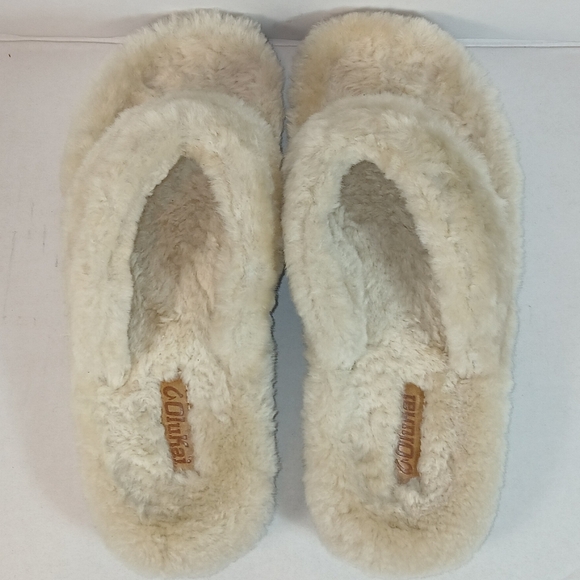 Olukai Kīpe'a Heu Women’s Fuzzy Slipper Sandals in cream - Picture 2 of 11